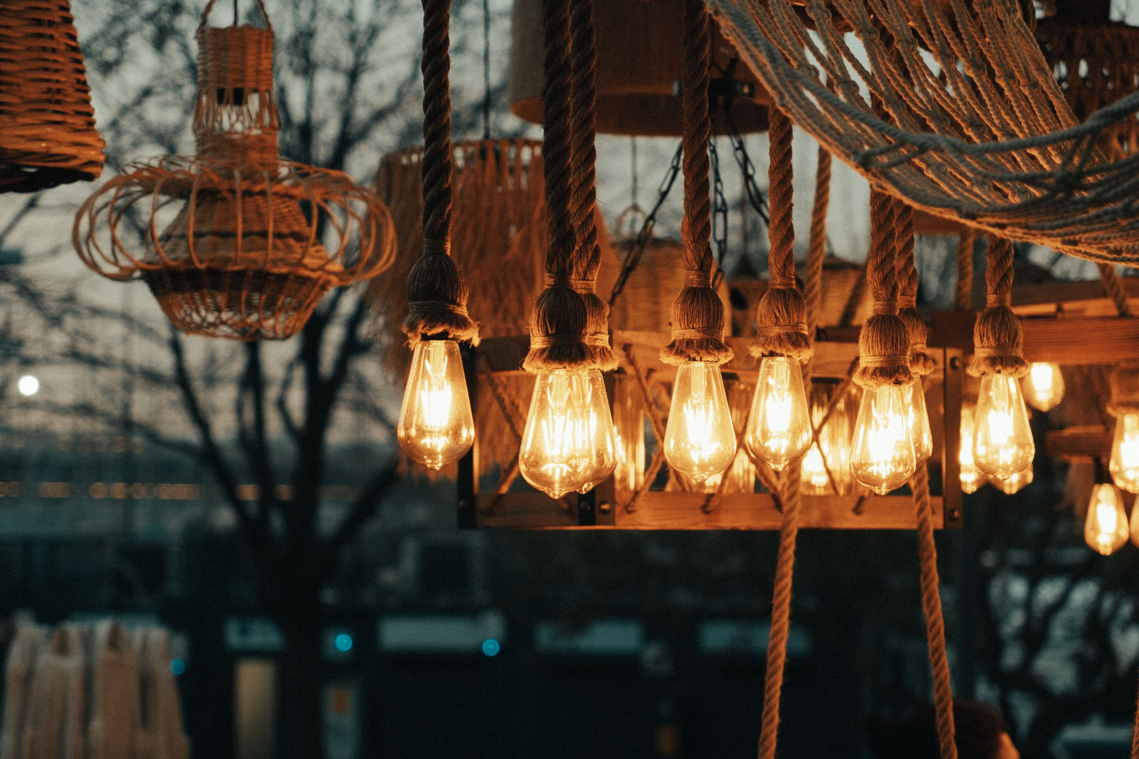 Warme hangverlichting met meerdere decoratieve lampen