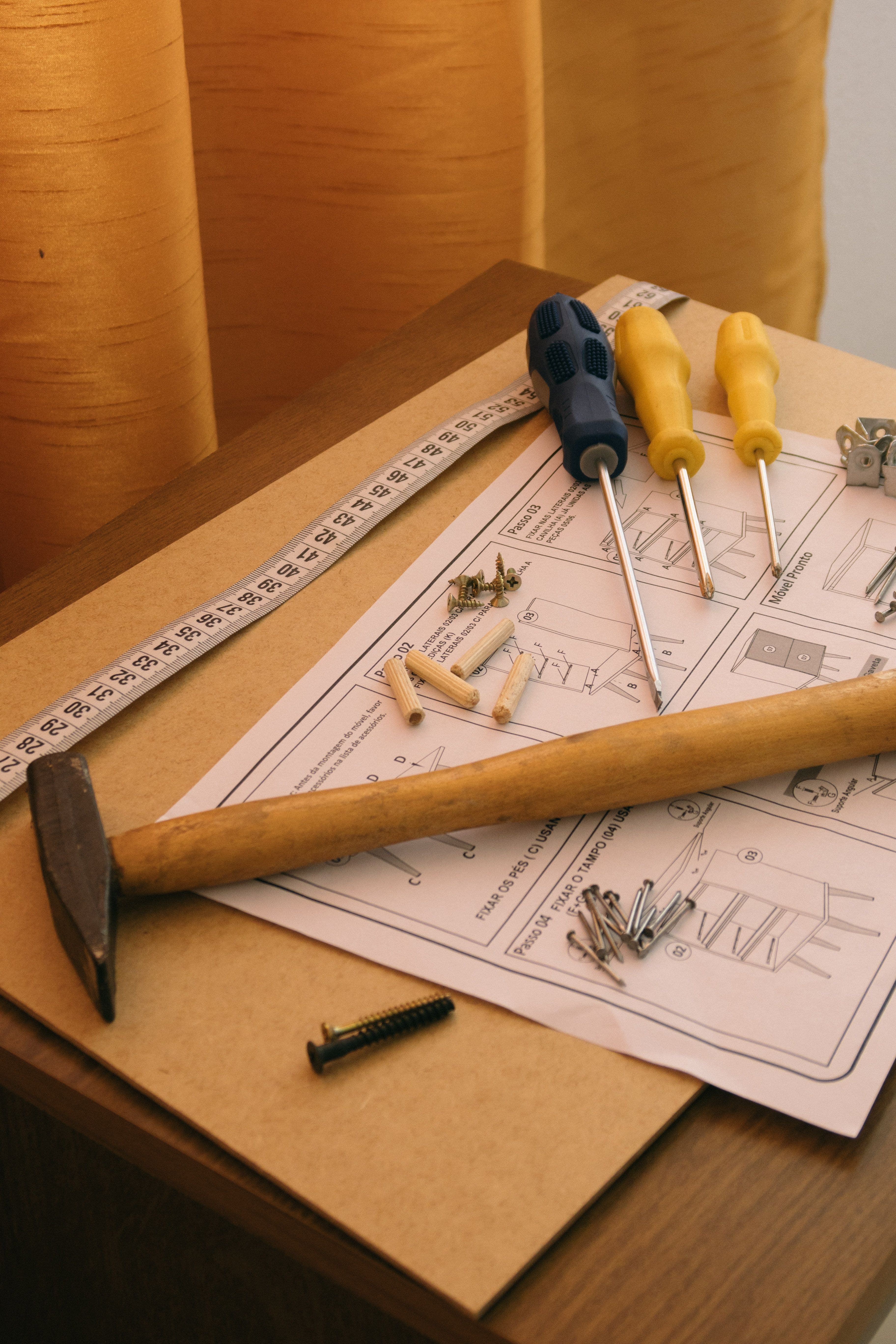 Montagehandleiding met schroevendraaiers, meetlint en bevestigingsmateriaal
